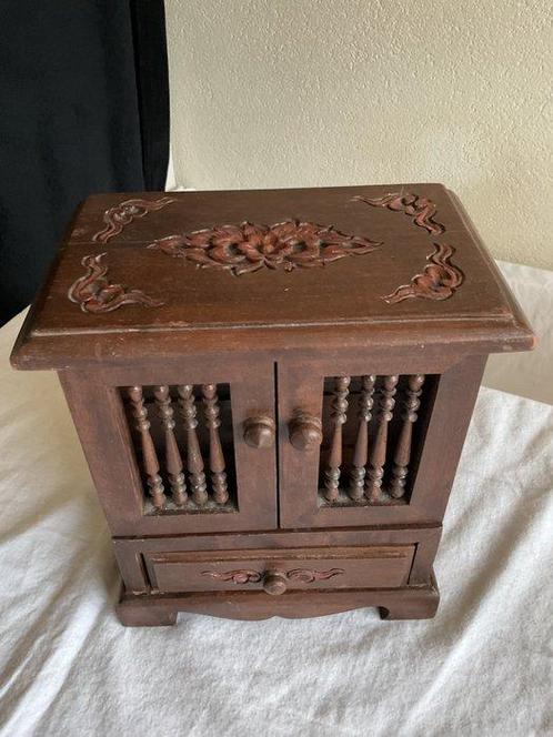 Kast - Handgesneden volkskunst - Teak - Sieraden kistje, Antiek en Kunst, Curiosa en Brocante