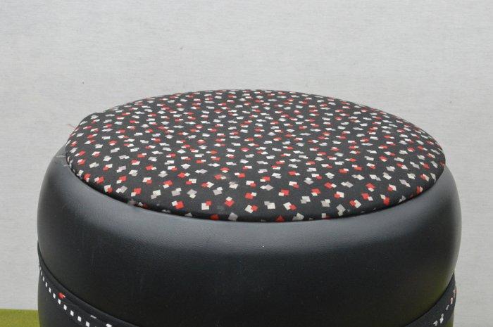 Poef - skai, kunststof en hout - Vintage sixties poef/naai, Antiek en Kunst, Curiosa en Brocante