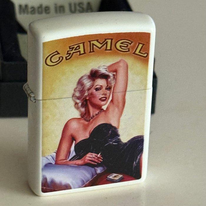 Zippo - Camel - Briquet - Acier, Émail, Verzamelen, Rookartikelen, Aanstekers en Luciferdoosjes