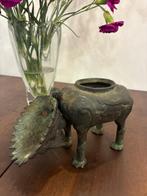 Een Chinese bronzen wierookbrander in de vorm van een Qilin., Antiek en Kunst