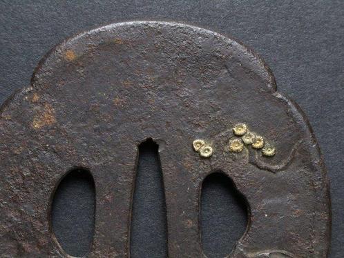 Garde dépée Tsuba en forme de Mokko – Bœuf et fleurs en, Antiek en Kunst, Antiek | Overige Antiek