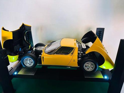 Hachette 1:8 - Modelauto - Elevator 1:12 (Cars not included), Hobby en Vrije tijd, Modelauto's | 1:5 tot 1:12