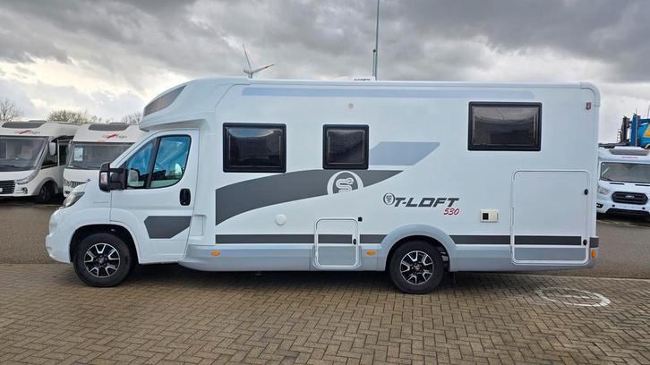 Elnagh T-loft 530 automaat met hef- en twinbedden 64391, Caravans en Kamperen, Mobilhomes, Cassettetoilet, Automaat, L-zit, Diesel