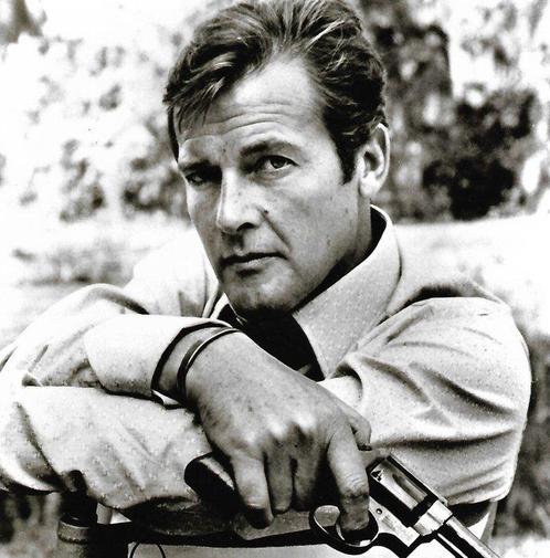 Roger Moore - Roger Moore James Bond 007 with gun in, Verzamelen, Film en Tv