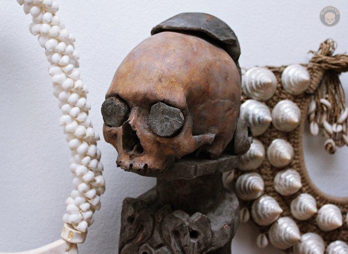 Spectaculaire Korwar-schedel met uitgehouwen houten, Antiek en Kunst, Curiosa en Brocante
