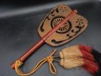 Decoratief ornament - Houten gelakt harnas met tweevoudig