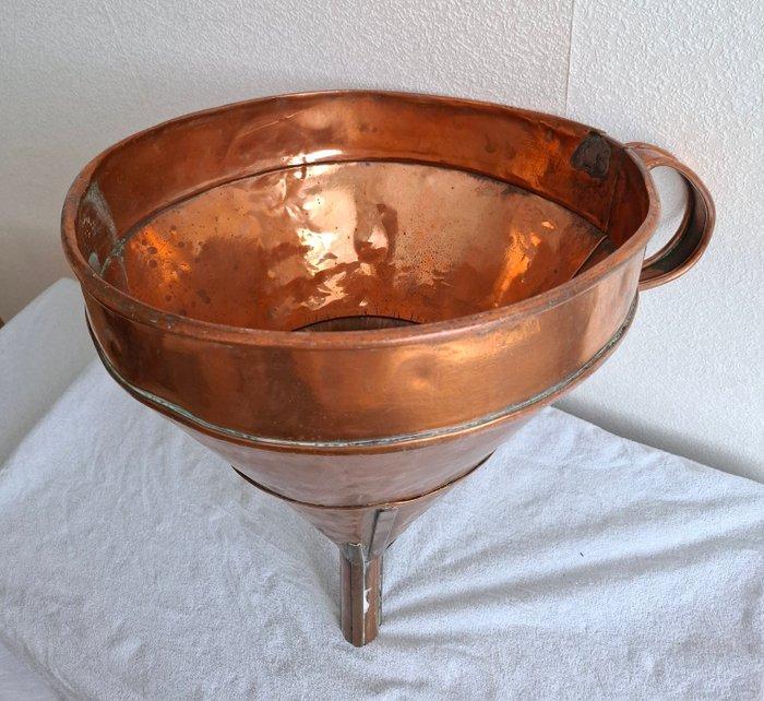 Vergiet - handgemaakt - Koper - Groot trechter, 50 cm., Antiquités & Art, Antiquités | Assiettes décoratives & Carrelages