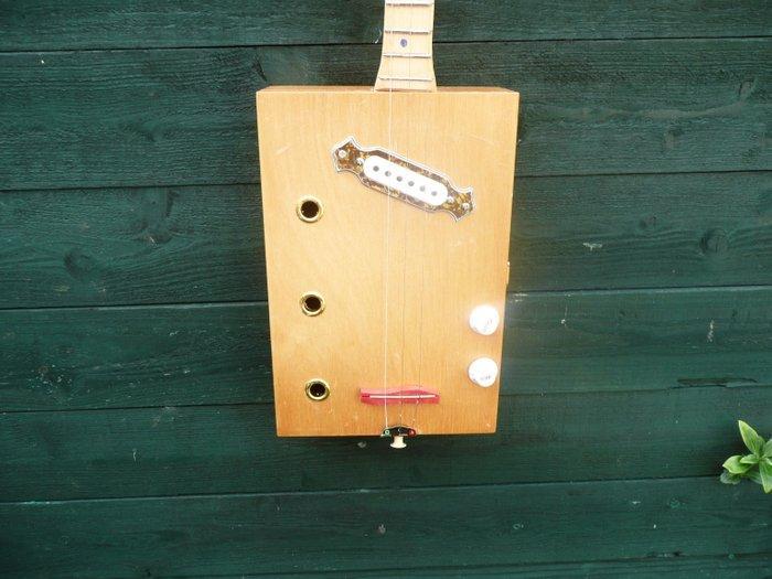 Handmade - - Cigar Box Guitar (CBG) - Pays-Bas - 2025 (Sans, Muziek en Instrumenten, Blaasinstrumenten | Blokfluiten