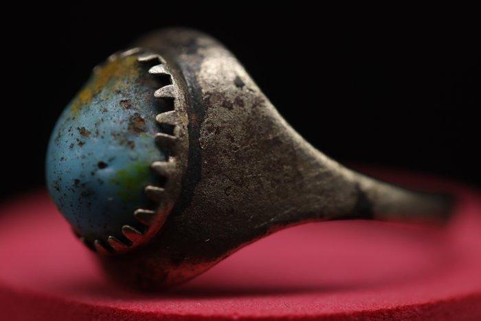 (Renaissance) - Brons Blauwe Steen Ring - Relikwie - 2.8 cm, Antiek en Kunst, Antiek | Overige Antiek