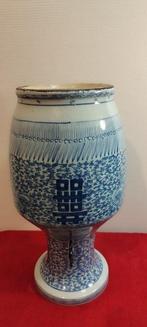 Chinese vaas van blauw-wit porselein, uit de 19e eeuw. -
