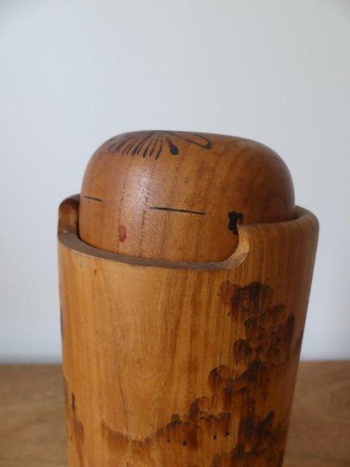 Kokeshi vintage précieuse, Lumière du soleil passe à, Antiek en Kunst, Antiek | Meubels | Stoelen en Sofa's