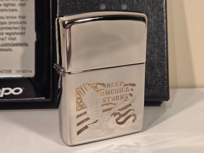 Zippo - Keep America Strong - Aansteker - Silver plate, Verzamelen, Rookartikelen, Aanstekers en Luciferdoosjes