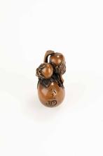 Un netsuke en buis fin représentant un groupe de quatre, Antiek en Kunst