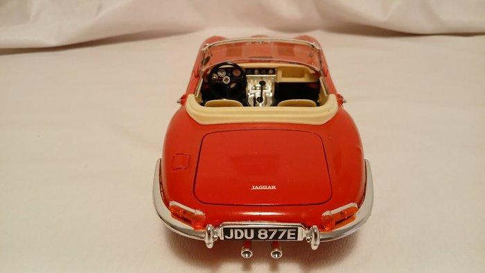 Bburago 1:18 - Modelauto (3) - Jaguar E-Type (1961) & 2x, Hobby en Vrije tijd, Modelauto's | 1:5 tot 1:12