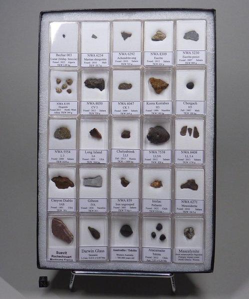 20 météorites classifiées différentes en boîte + 5, Verzamelen, Mineralen en Fossielen