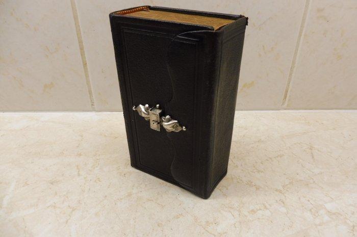 Bijbel met zilveren sluiting - 833 zilver - Nederland - 1884, Antiek en Kunst, Antiek | Zilver en Goud