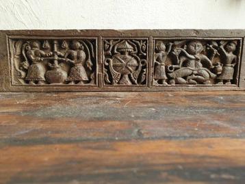 Panneau en bois avec Ganesha, des femmes et un panier