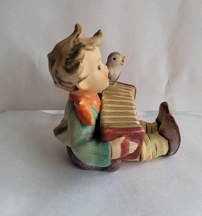 Beeldje - Hummel Goebel Bandoneonspeler - TMK4 - Porselein, Antiek en Kunst, Curiosa en Brocante