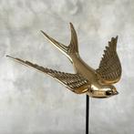 sculptuur, NO RESERVE PRICE - Swallow Fly Down on Stand - 26