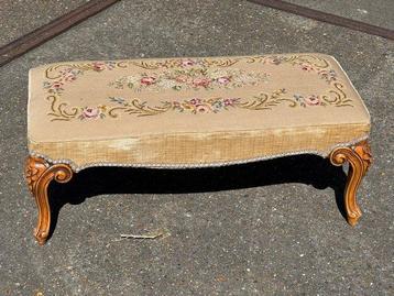Ottoman - couture à la main avec une aiguille et du crochet