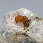 BASTNAESIET Frans, oranje kristal, zeldzaam mineraal