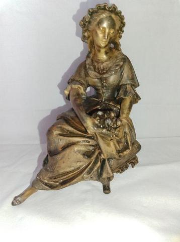 Beeldje, Statuette en alliage patiné – Dame noble assise, beschikbaar voor biedingen
