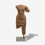 A KHMER SANDSTONE TORSO OF VISHNU, 11th centuury - Khmer, Antiek en Kunst