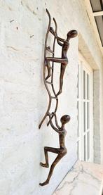 Beeldje - People climbing a ladder - 72cm -  (1) - Brons, Antiek en Kunst, Kunst | Designobjecten