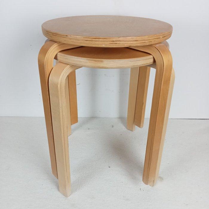 IKEA - Kruk (2) - Frosta - Multiplex berk - Twee stapelbaar, Antiek en Kunst, Antiek | Meubels | Stoelen en Sofa's