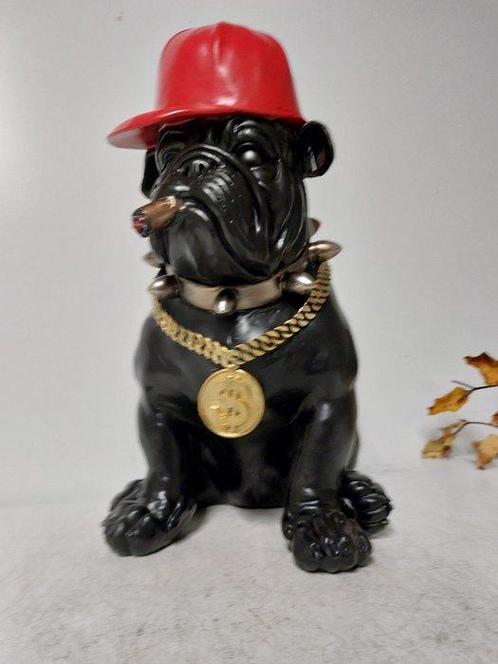 Beeld, Trump red cap bulldog with gold dollar chain - 36 cm, Antiek en Kunst, Curiosa en Brocante