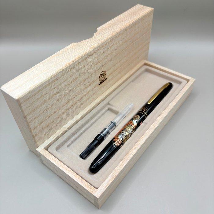 Kuretake & Wancher - Black Maki-e with Flower Geisha design, Collections, Stylos