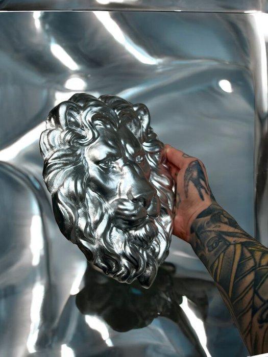 Reliëf, Silver Lion Wall Sculpture - 24 cm - Gips, beton -, Antiquités & Art, Curiosités & Brocante