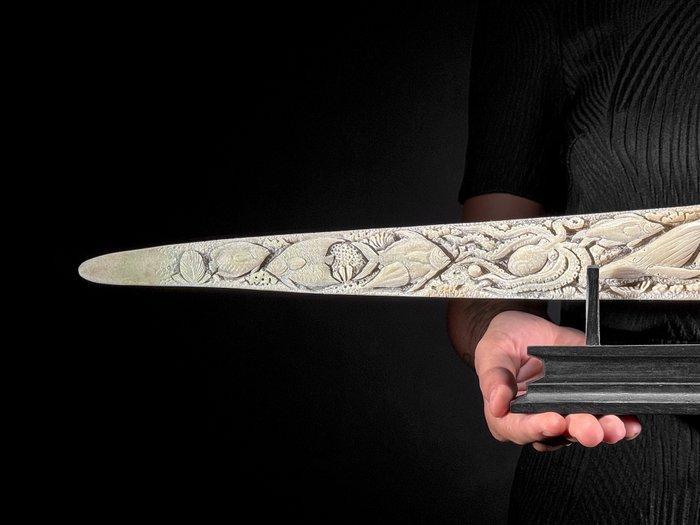Geen minimumprijs - Groot uitgehouwen zwaardvisrostrum op, Antiek en Kunst, Kunst | Designobjecten