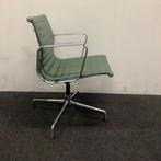 Design stoel, Vitra Eames EA 108, groen leder