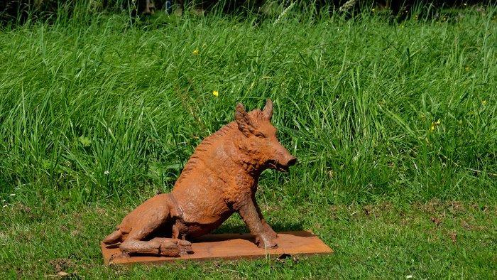 sculptuur, Reclining Wild Boar Sculpture - 60 cm in length -, Antiek en Kunst, Curiosa en Brocante
