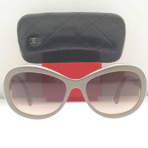 Chanel - Butterfly Multicolor with Silver Tone Chanel Coco, Handtassen en Accessoires, Zonnebrillen en Brillen | Dames