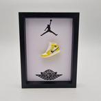 Lijst- Mini sneaker AJ1 Air Jordan 1 Dynamic gele bloemen, Antiek en Kunst, Kunst | Designobjecten