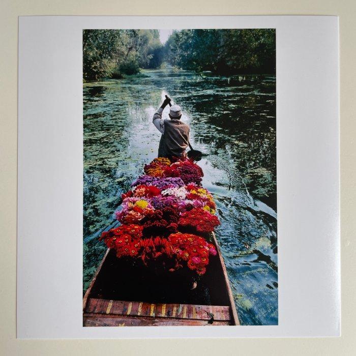 Steve McCurry (1950–) - Flower Seller. Dal Lake, Srinagar,, Antiek en Kunst, Kunst | Designobjecten
