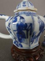 Kangxi (1662-1722) - Theepot - Dames die aan een tafel