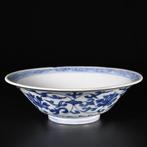 Kom - Bol de forme conique à décor bleu et blanc de rinceaux