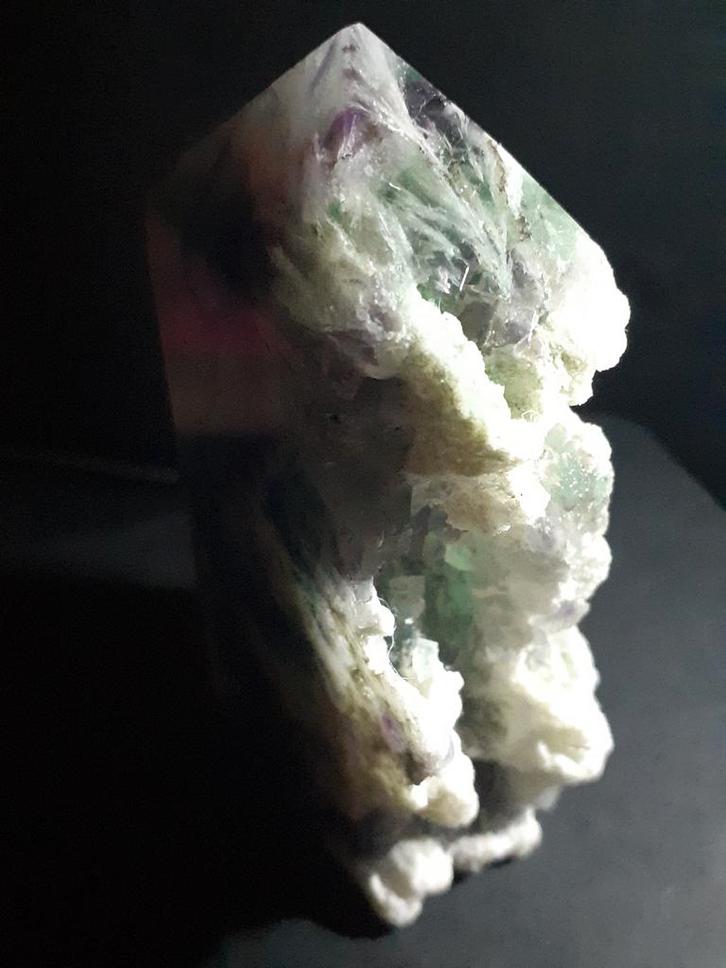 Bicolor fluorite Tower - 8.5 cm high - Natural Fluorite crys, Collections, Minéraux & Fossiles, Envoi