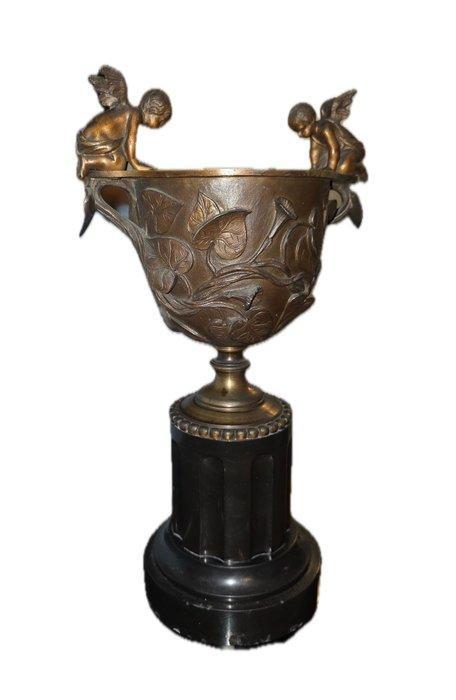 Beker op een voet - Gepatineerd brons - Belangrijke beker, Antiek en Kunst, Antiek | Overige Antiek