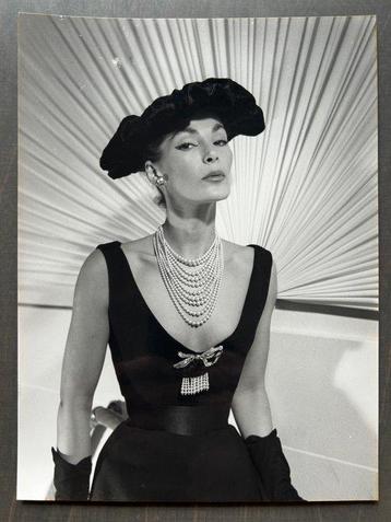 Walde Huth - Lucky bei Dior mit Abendkleid und Perlen