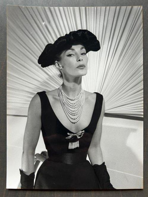 Walde Huth - Lucky bei Dior mit Abendkleid und Perlen, Antiek en Kunst, Kunst | Schilderijen | Modern