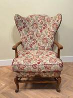 Fauteuil - Un wingback bergère avec des bras courts et