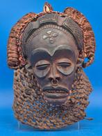 Afrikaanse masker met vezelkraag en parelsieraden – hout –