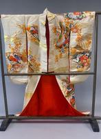 Een fijne brokaat zijde uchikake, ‘nieuw oude voorraad’, met