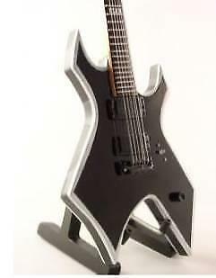 Miniatuur BC Rich M7 Warlock gitaar met gratis standaard, Collections, Cinéma & Télévision, Envoi