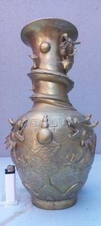 Chinese bronzen vaas, versierd met draken. Onderaan gemerkt.