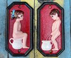 Decoratief ornament - Set van twee gietijzeren toiletbordjes, Antiek en Kunst